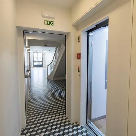 Urban Chic In The Heart Of Historic Apartment *